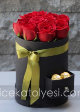 Silindir Kutuda 10 ad Güller ve Çikolatalar