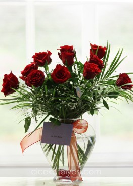 Kalp Vazoda 11 Kırmızı Güller