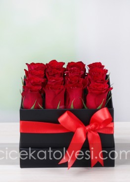Kutuda 16 Adet Kırmızı Gül