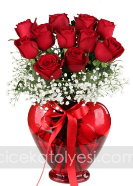 Kalp Vazoda 11 Adet Kırmızı Güller