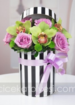 Kutuda Pastel Renk Çiçek Tasarımı